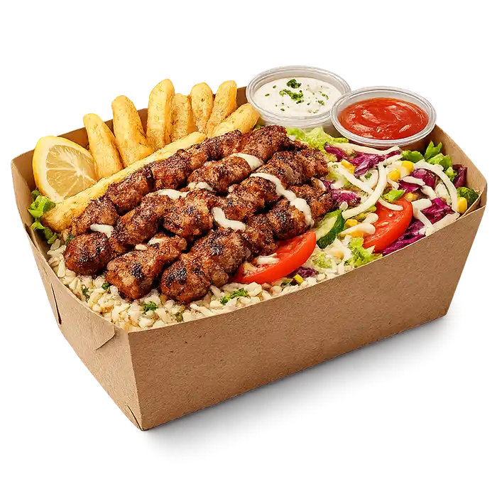 Zestaw kebab box z grillowanym mięsem, świeżymi warzywami, frytkami i sosami